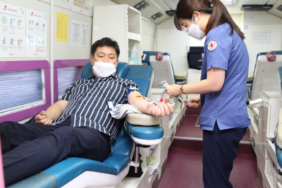 DL그룹 임직원들이 돈의문 디타워에 출장한 헌혈 버스에서 헌혈을 하고 있다. (사진=DL그룹)