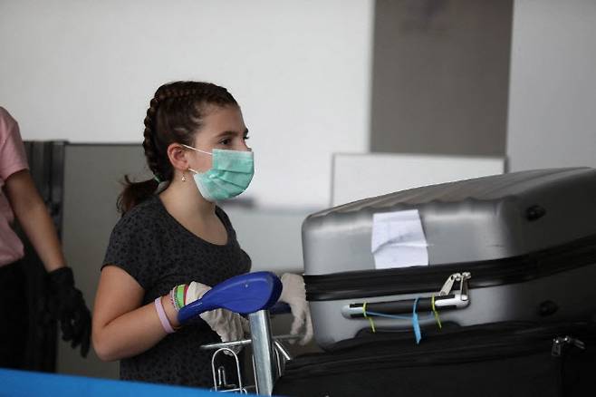 나이지리아 공항에서 한 소녀가 이스라엘로 향하는 비행기에 탑승하기 위해 걷고 있다. (사진=AFP)