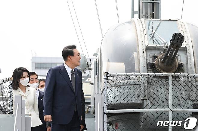 윤석열 대통령이 17일 서울 용산구 전쟁기념관에서 '국가유공자 및 보훈 가족 초청 오찬'에 참석하기 전 김건희 여사와 참수리357호 복제함을 둘러보고 있다. (대통령실 제공) 2022.6.17/뉴스1 © News1 안은나 기자