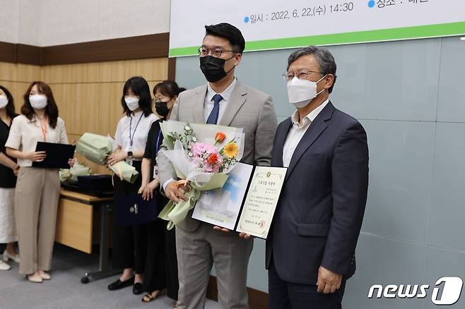 대전광역시 김명수 과학부시장(오른쪽)과 디앤씨컴퍼니 김준성 본부장(왼쪽)© 뉴스1