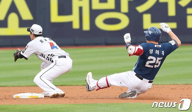 22일 오후 경기 수원 장안구 KT위즈파크에서 열린 ‘2022 신한은행 SOL KBO리그’ KT 위즈와 NC 다이노스의 경기, 1회초 1사 1,2루 NC 양의지가 적시타을 치고 슬라이딩을 하고 있다. 2022.6.22/뉴스1 © News1 김영운 기자