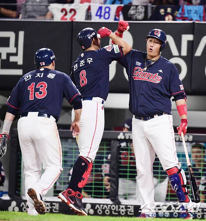 22일 광주 기아챔피언스필드에서 KBO리그 KIA와 롯데의 경기가 열렸다. 7회 롯데 전준우가 KIA 윤중현을 상대로 동점 투런홈런을 날렸다. 이대호와 하이파이브를 나누고 있는 전준우. 광주=송정헌 기자songs@sportschosun.com/2022.06.22/