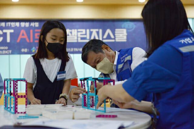 정덕균 포스코ICT 사장이 학생들과 함께 AI 로봇을 만들고 있다(이미지=포스코ICT)