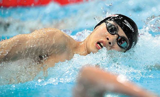 황선우가 21일 수영 세계선수권대회 남자 자유형 200m 결선에서 물살을 가르고 있다. 침착한 경기 운영으로 2위를 한 황선우는 박태환에 이어 세계선수권 경영 종목에서 입상한 역대 두 번째 한국 선수가 됐다. /AFP 연합뉴스