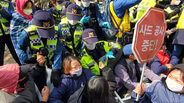 2020년 10월 22일 경북 성주 초전면 소성리 진밭교에서 사드기지 공사 장비 반입을 반대하는 시위대와 경찰이 충돌하고 있다. /조선DB