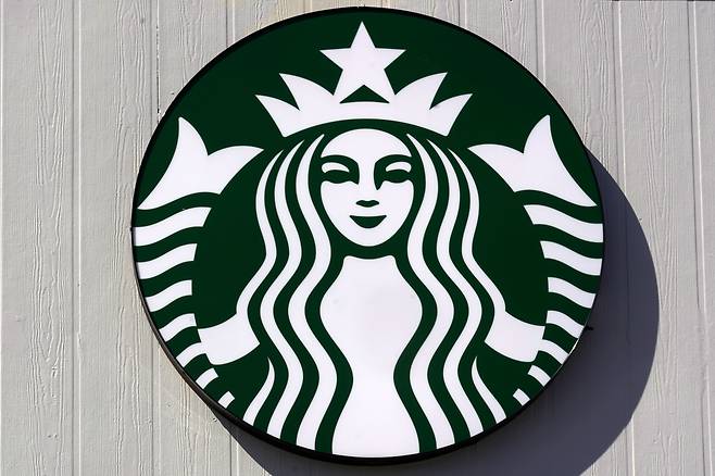<YONHAP PHOTO-1827> The mermaid logo on a sign outside the Starbucks coffee shop, Monday, March 14, 2022, in Londonderry, N.H. Rossann Williams, Starbucks’ North America president who's been a prominent figure in the company's push against worker unionization, is leaving the company after 17 years. (AP Photo/Charles Krupa)/2022-06-20 06:59:44/ <저작권자 ⓒ 1980-2022 ㈜연합뉴스. 무단 전재 재배포 금지.>