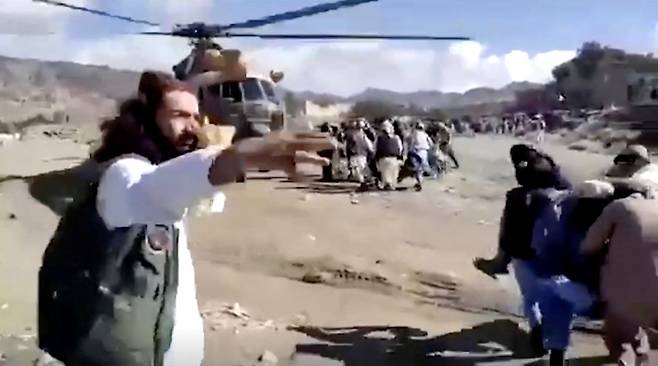 22일(현지 시각) 강진이 발생한 아프가니스탄 동남부 파크티카주에서 주민들이 부상자들을 헬기로 옮기고 있다. /연합뉴스