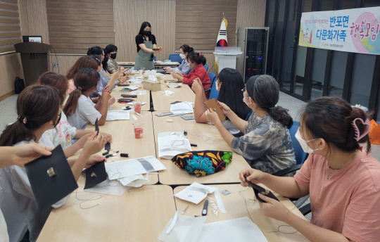 공주시 반포면(면장 김재철)은 관내 다문화가족의 사회적응과 안정적인 조기 정착 지원 일환으로 다문화가족 행복모임 가죽공예 프로그램을 운영해 호응을 얻고 있다. 사진=반포면 제공