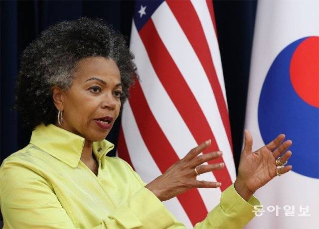 지나 애버크롬비-윈스탠리 미국 국무부 ‘다양성·포용성 최고책임자(CDIO)’가 16일 서울 용산 주한 미대사관 별관에서 동아일보와
 인터뷰를 하고 있다. 전 세계에 파견된 미 외교관을 비롯해 국무부 임직원 2만4000명의 다양성 확보를 책임지고 있는 그는 
“서로 다른 관점과 생각이 때로 불편하더라도 그것이 결국 성공의 대안을 넓힌다”고 말했다. 김재명 기자 base@donga.com