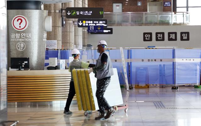14일 서울 강서구 김포국제공항 국제선 청사에서 항공편 운항 재개를 앞두고 리모델링 공사가 진행되고 있다. 연합뉴스