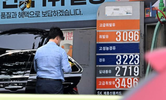 러시아의 우크라이나 침공 사태로 촉발된 석유제품 수급난 영향으로 휘발유와 경유 가격이 연일 최고가를 경신하고 있는 가운데 22일 서울의 한 주유소 휘발유 판매가가 3,000원대를 돌파했다. 홍인기 기자