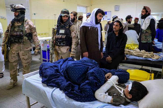 22일 아프가니스탄 파크티카주의 한 병원에 지진으로 부상당한 시민들이 치료를 받고 있다. 파크티카=EPA 연합뉴스