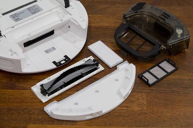 브러시와 물걸레는 분리해서 청소할 수 있으며, 먼지통에는 헤파 필터가 부착돼있다. 출처=IT동아