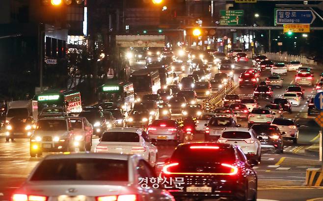 퇴근시간 차량으로 붐비는 제주의 한 거리. 경향신문 자료사진