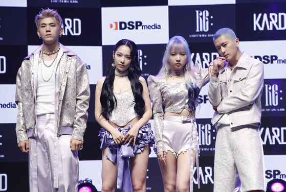 KARD promotes its new EP ″Re:″ and performs its lead track ″Ring The Alarm″ on Wednesday during a showcase event in western Seoul. From left: BM, Jeon Somin, Jeon Jiwoo and J.seph [NEWS1]