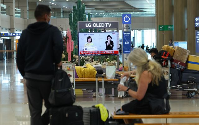 원숭이두창 국내 첫 확진자가 발생한 22일 오후 인천국제공항 제1여객터미널 입국장에 설치된 TV에 질병관리청의 브리핑이 생중계되고 있다. 연합뉴스