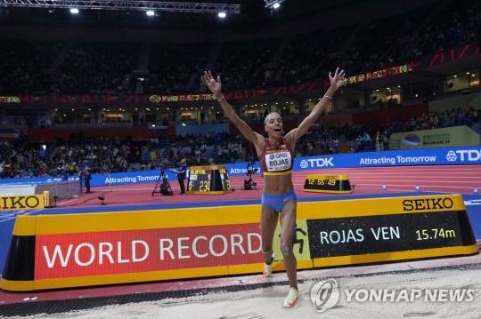 베네수엘라 율리마르 로하스가 올 3월 세르비아 베오그라드에서 열린 2022 세계실내육상선수권 여자 세단뛰기 결선 6차 시기에서 15ｍ74의 세계 기록을 세우며 우승한 뒤 포효하는 모습. [연합뉴스 자료사진]