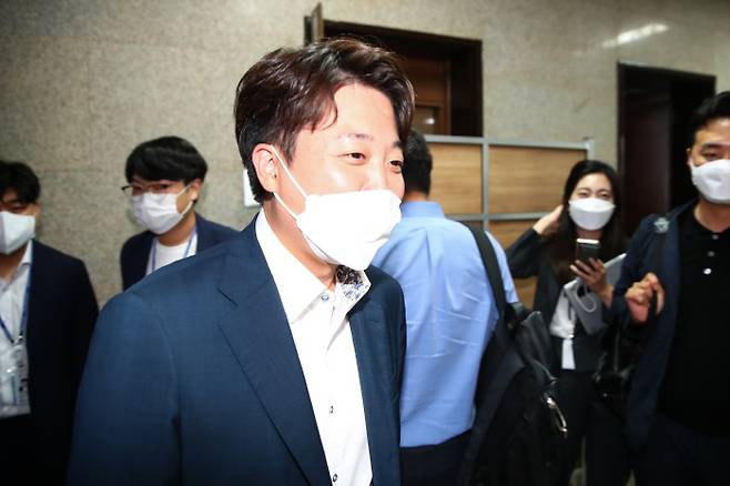 국민의힘 이준석 대표가 22일 오후 국회에서 열릴 윤리위원회 징계 심의를 앞두고 당대표실로 향하고 있다. [한주형 기자]