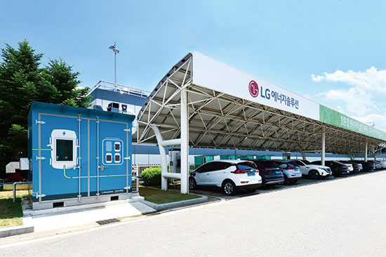 LG에너지솔루션 오창공장에서 폐배터리 재활용 ESS를 활용해 전기차를 충전하고 있다. (LG에너지솔루션 제공)