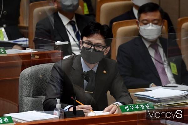 지난 21일 법무부에 따르면 한동훈 법무부 장관이 이달 중 미국 FBI(연방수사국) 방문을 추진 중인 것으로 알려졌다. 사진은 지난달 20일 서울 여의도 국회에서 열린 예산결산특별위원회에서 의원들의 질의에 답하고 있는 한 장관. /사진=장동규 기자