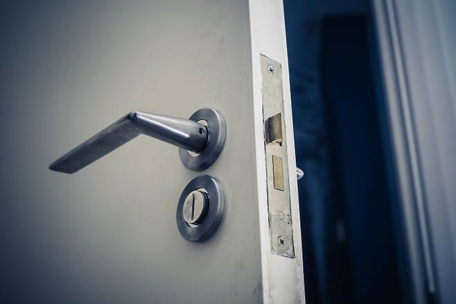 여성 혼자 거주하는 이웃집 현관문에 정액이 담긴 콘돔을 걸어놓은 40대 남성이 경찰에 붙잡혔다. 사진은 기사와 무관. /사진=이미지투데이