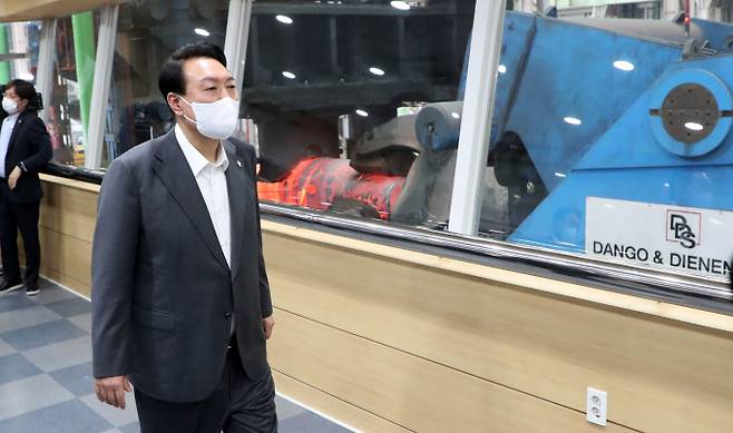 윤석열 대통령이 오는 29~30일 한국 대통령 중 최초로 스페인 마드리드에서 열리는 나토(NATO 북대서양조약기구)정상회의에 참석한다.이번 회의에서 윤 대통령은 우크라이나에 대한 인도적 지원 등 추가 공여 계획을 발표할 예정이다. 사진은 윤 대통령이 22일 경남 창원 두산에너빌리티 단조 공장을 방문해 1만7000톤 프레스 설비를 시찰하는 모습으로 기사 내용과 무관. /사진=뉴시스