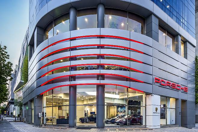 포르쉐코리아가 '포르쉐 센터 대치'를 새 단장해 열었다. /사진=포르쉐코리아