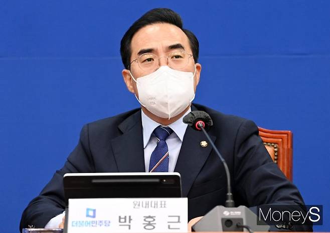 박홍근 더불어민주당 원내대표가 22일 서민금융진흥원을 찾아 대출상환 부담을 줄일 수 있는 대책 지원이 시급하다는 의견을 밝히고 있다. 사진은 박 원내대표가 지난 17일 서울 여의도 국회에서 열린 민주당 비상대책위원회의에 참석, 발언하는 모습./사진=임한별 기자