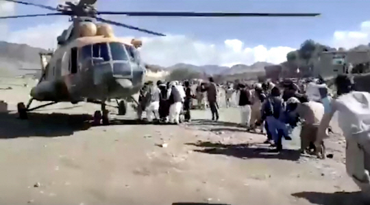 2일(현지시간) 아프가니스탄 남동부 파크티카주에서 발생한 강진으로 약 1000명이 사망한 것으로 알려진 가운데 탈레반 당국이 헬기를 동원해 부상자 등을 구조하고 있다. 연합뉴스·로이터