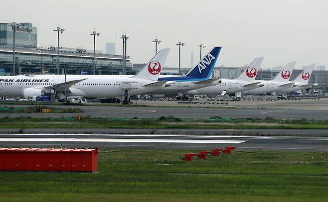 16일 오후 일본 도쿄국제공항(하네다공항)에 항공기들이 대기 중이다. 한일 관계 당국자에 따르면 양국은 코로나19 확산의 영향으로 중단됐던 김포공항과 하네다공항을 왕래하는 노선의 운항 재개를 준비 중이다. [연합]