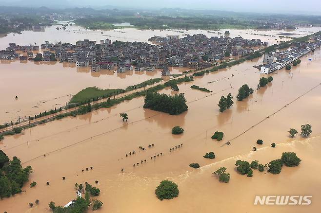 [상라오(중 장시성)=AP/뉴시스] 21일 중국 남부 장시성 상라오 도심이 홍수로 물에 잠겨 있다. 2022.06.22