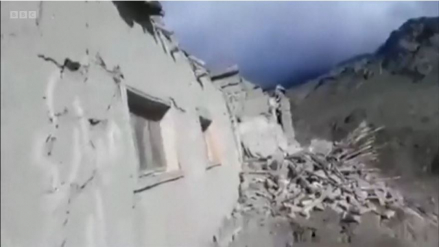 ▲22일(현지시각) 새벽 아프가니스탄 남동부에서 발생한 지진으로 적어도 1000명이 숨졌다. ⓒBBC 화면 갈무리
