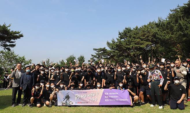 개화산 호국충원공원에서 단체 촬영(좌측부터 이승우 청장, 양승춘 회장, 이진봉 대원, 맨우측부터 황충원 대원, 이경수 원사. 사진=서울지방보훈청