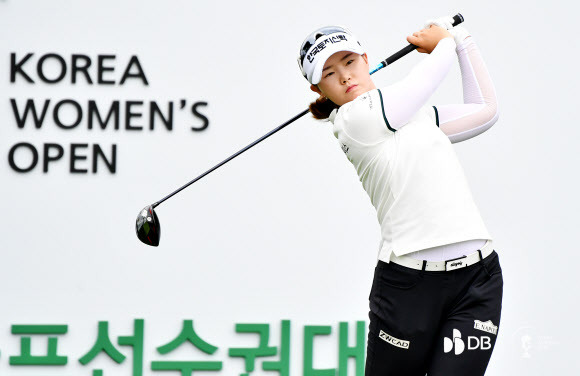 각각 갑상선암과 교통사고 후유증을 이겨 내고 한국남녀프로골프 투어 ‘하나은행 인비테이셔널’과 ‘한국여자오픈’에서 우승한 이준석(왼쪽)과 임희정.KPGA·KLPGA 제공