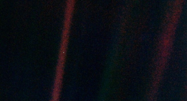 1990년 밸런타인 데이에 60억km 떨어진 명왕성 궤도에서 보이저 1호가 찍은 지구 사진. 저 ‘한 점 티끌’이 70억 인류가 ​사는 지구다.(출처=NASA)