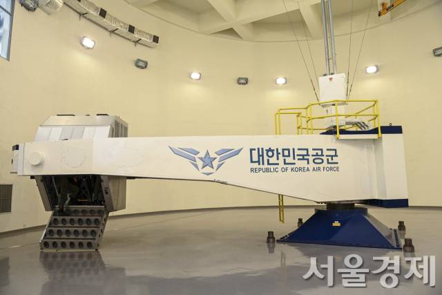 충북 청주에 위치한 항공우주의료원 산하 항공우주의학훈련센터에 설치된 가속도 내성강화 훈련용 장비의 모습. 훈련생을 태우고 원심분리기처럼 고속회전을 하기 때문에 공군 파일럿들 사이에선 탈수기인 '짤짤이'라는 별명으로 불리기도 한다. 사진제공=공군