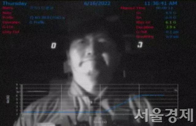 국방부 기자단이 2022년 6월 16일 충북 청주에 위치한 항공우주의료원 산하 항공우주의학훈련센터에서 '공군 비행환경 적응훈련'을 체험하고 있다. 사진은 해당 센터 내에 설치된 중력가속도 내성훈련 장비에 탑승한 서울경제신문 민병권 차장의 흑백모니터링 영상. 해당 장비가 고속 회전하면서 최대 중력 6배의 상태에 이르자 호흡에 어려움을 느끼고 시야와 의식이 흐려지면서 표정이 일그러지고 있다. 사진제공=공군