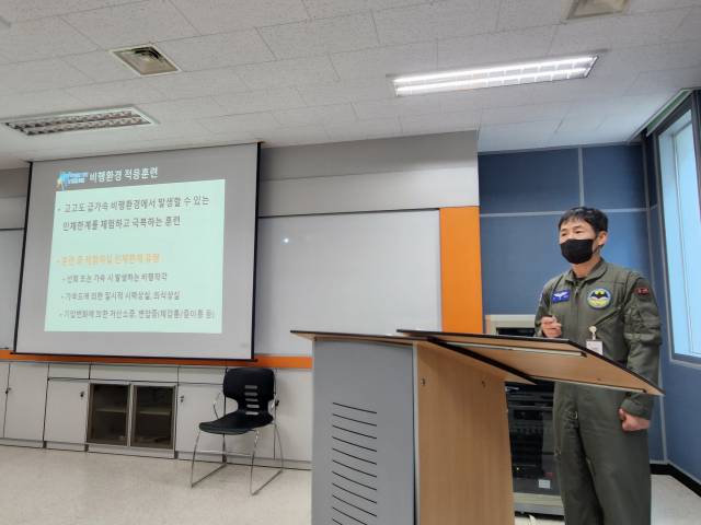 국방부 기자단이 2022년 6월 16일 충북 청주에 위치한 항공우주의료원 산하 항공우주의학훈련센터를 방문하자 센터의 하동열 기동생리훈련과장이 '공군 비행환경 적응훈련'을 소개하고 있다. 사진제공=공군