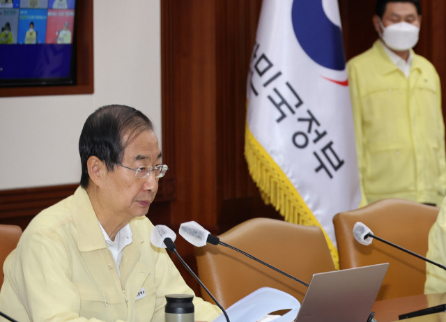 한덕수 국무총리가 지난 17일 정부서울청사에서 열린 코로나19 대응 중앙재난안전대책본부 회의를 주재하고 있다./연합뉴스