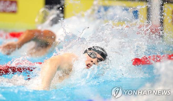 세계선수권 자유형 200ｍ '은빛' 역영하는 황선우 (부다페스트 신화=연합뉴스) 황선우가 20일(현지시간) 헝가리 부다페스트에서 열린 2022 국제수영연맹(FINA) 세계선수권대회 남자 자유형 200ｍ 결승에서 힘차게 물살을 가르고 있다. 이날 황선우는 1분44초47의 한국 신기록을 세우고 다비드 포포비치(루마니아·1분43초21)에 이어 2위로 레이스를 마쳐 은메달을 목에 걸었다. 2022.6.21 leekm@yna.co.kr