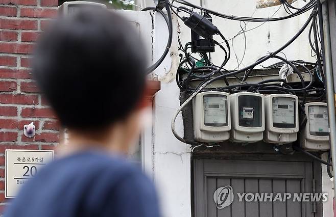 물가 치솟는데 공공요금마저…전기요금 인상하면 물가 6%대 우려 (서울=연합뉴스) 박동주 기자 = 19일 오전 서울 시내 한 건물의 전기계량기.
    이날 정부 당국에 따르면 물가 당국인 기획재정부가 3분기 전기요금 인상 여부를 수용할지를 두고 내부 논의를 하고 있다. 2022.6.19 pdj6635@yna.co.kr