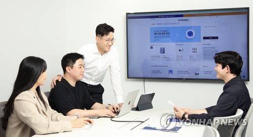 노형태 메디밸류 대표(왼쪽에서 3번째)가 직원들과 대화를 나누고 있다. [제공 사진]