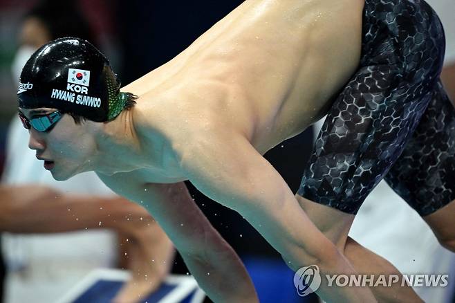 남자 자유형 200ｍ 결승 경기에서 출발하는 황선우. [AFP=연합뉴스]