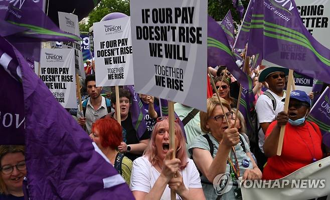 '월급 빼고 다올랐다' 시위 나선 영국인들  [EPA 연합뉴스 자료사진. 재판매 및 DB 금지]