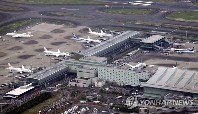 도쿄 하네다 공항…김포 왕래 재개 임박 (도쿄=연합뉴스) 이세원 특파원 = 26일 오후 일본 도쿄국제공항(하네다공항)에 항공기들이 대기 중이다. 
    한일 관계 당국자에 따르면 양국은 코로나19 확산의 영향으로 중단됐던 김포공항과 하네다공항을 왕래하는 노선의 운항 재개를 준비 중이다. 2022.5.28 sewonlee@yna.co.kr