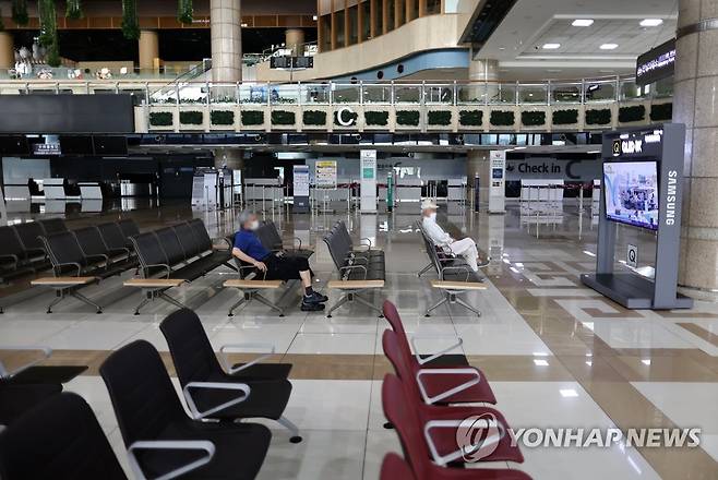 운영재개 앞둔 김포공항 국제선 (서울=연합뉴스) 윤동진 기자 = 오는 6월 중 김포-하네다 노선 등 국제선 운항 재개를 앞둔 김포공항 국제선 출국장의 모습. 2022.5.29 mon@yna.co.kr