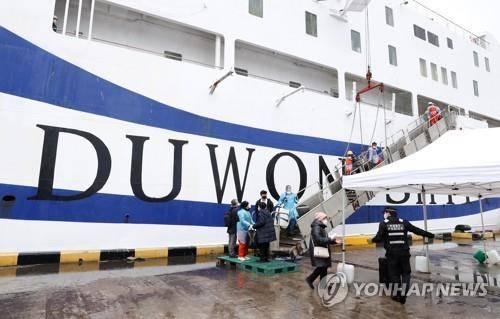 특별 여객선 타고 귀국한 러시아 교민들 [연합뉴스 자료사진. 재판매 및 DB 금지]