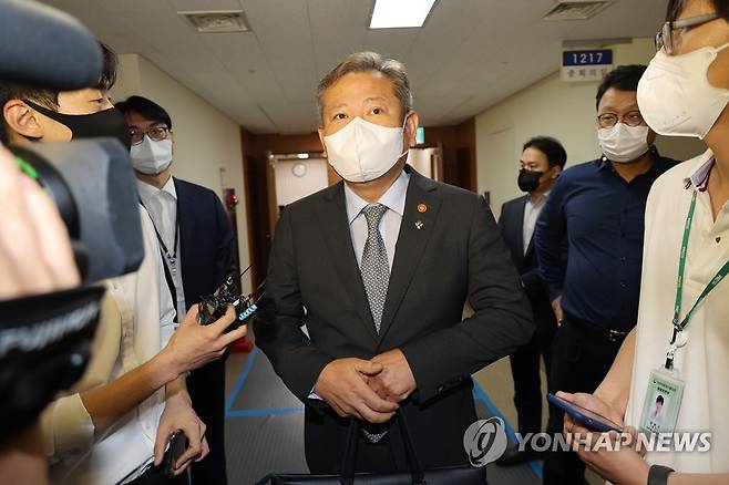 보도진 질문 받는 이상민 행안부 장관 (서울=연합뉴스) 김승두 기자 = 이상민 행정안전부 장관이 22일 오후 정부서울청사에서 퇴근하면서 보도진 질문을 받고 있다. 이 장관은 이날 연합뉴스 기자와 만나 전날 경찰 인사안을 행안부가 바꾼 것이냐는 질문에 "(사실여부를)확실히 해야 하는데 그게 아니다"라고 부인했다. 그러면서 "대통령은 결재를 한번 밖에 하지 않았고, 기안 단계에 있는 것을 경찰청에서 인사 공지한 것"이라고 말했다. 2022.6.22 kimsdoo@yna.co.kr