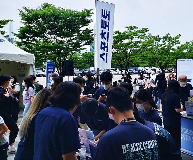 지난 6월 18일 두산베어스-KT위즈전이 펼쳐진 서울잠실야구장 앞에서 시민들이 현장 무료체험 프로모션에 참가하고 있다.