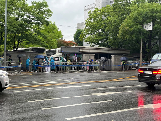 23일 서초 아크로비스타 건너편에서 진행되고 있는 서울의소리 집회 현장 (사진=권효중 기자)